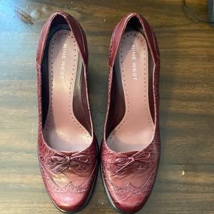 NINE WEST HEELS WITH A BOW ON THE FRONT, BROWN IN COLOR SIZE 8M